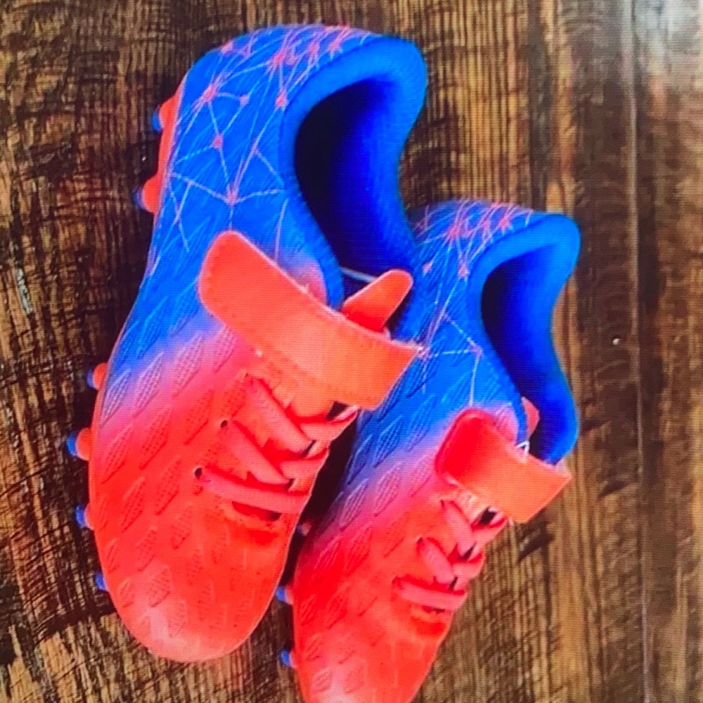 Deja Tu Huella unisex cleats size 1